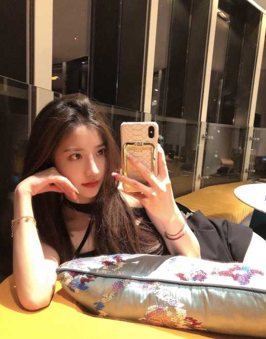 越秀长腿好身材，粉嫩大灯罩