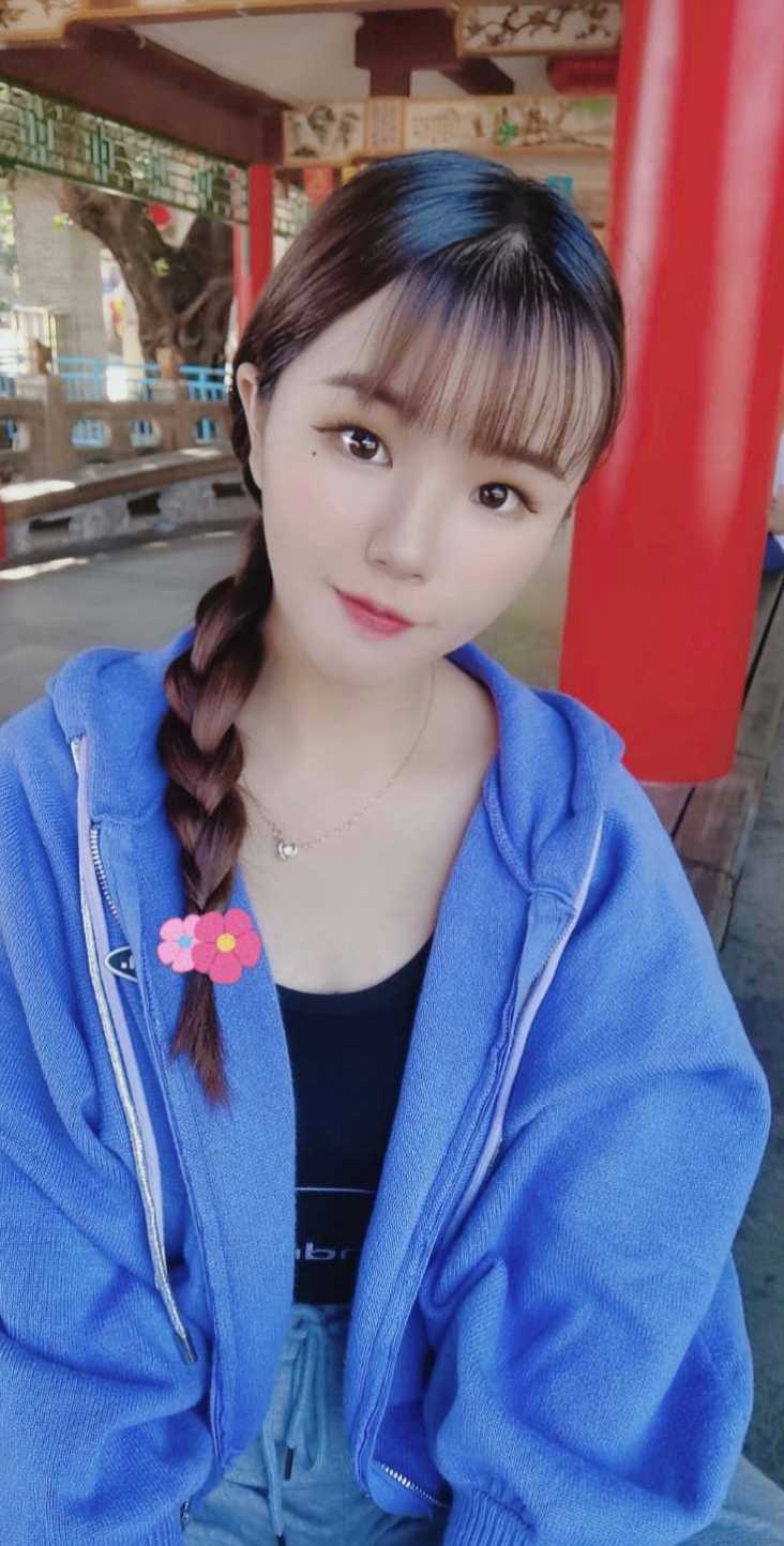 白云人和地铁附近，性感奔放的妹子