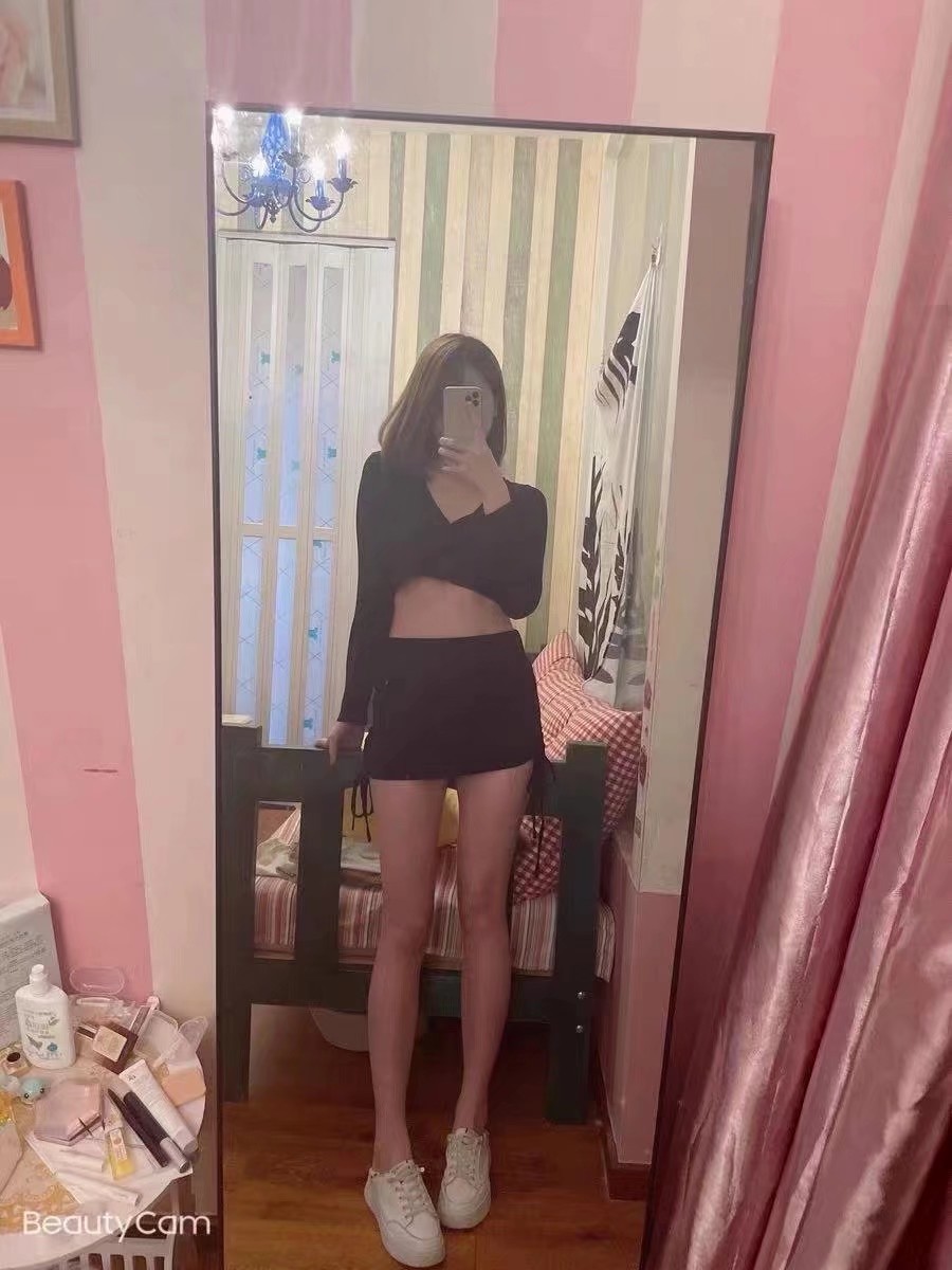 岗顶苗条的小淘气妹妹